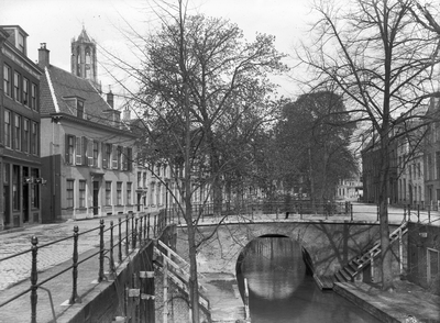 40437 Gezicht op de Nieuwegracht te Utrecht met de Paulusbrug, uit het zuiden; links de huizen nrs. 27-29 (geheel links).